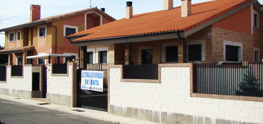 Exterior style contemporaneo color rojo, marron  diseñado por Constructora valdenueciello s.l. | Gremio 