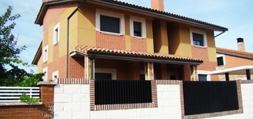 Exterior style contemporaneo color rojo, marron  diseñado por Constructora valdenueciello s.l. | Gremio 