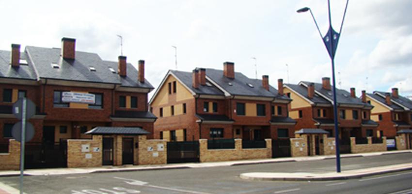 Exterior style contemporaneo color marron, marron, gris  diseñado por Constructora valdenueciello s.l. | Gremio 