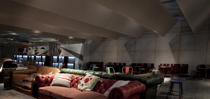Cafeteria, Bar, Loft style vintage color rojo, negro, plateado  diseñado por Q:NØ ARQUITECTOS | Arquitecto | Copyright PLADUR Uralita