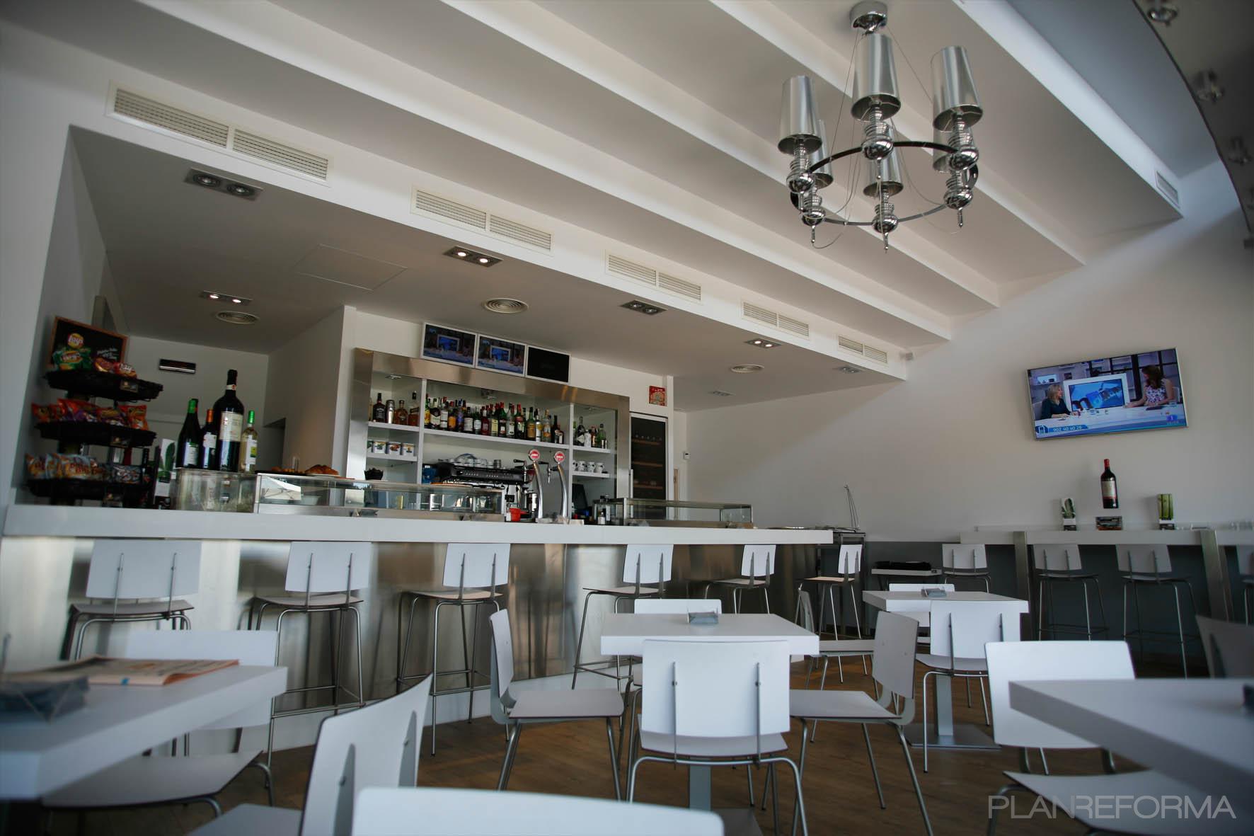 Bar Estilo contemporaneo Color azul, beige, marron, blanco, gris  diseñado por Reformas SYR | Gremio | Copyright TODOServicios Zaragoza