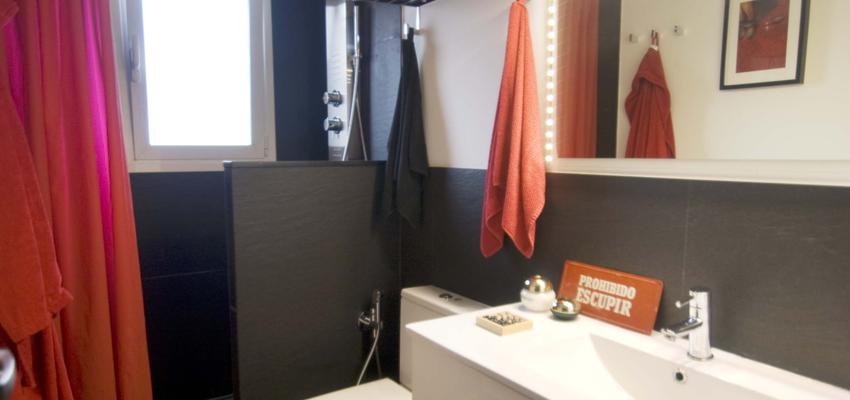 Baño style contemporaneo color rojo, blanco, gris  diseñado por demarcasueca | Interiorista 