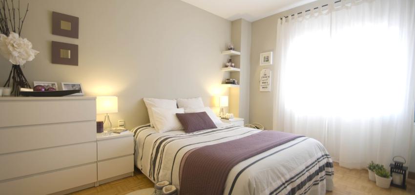 Dormitorio style contemporaneo color violeta, marron, beige, blanco, gris, gris  diseñado por demarcasueca | Interiorista 