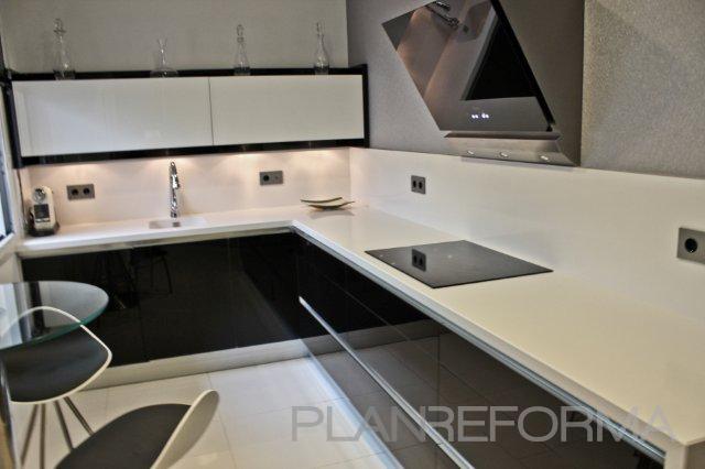 Cocina style moderno color blanco, negro, plateado  diseñado por Estudio Plano 0 | Interiorista 