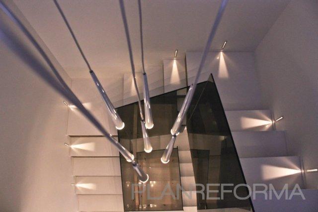 Escalera style moderno color blanco, gris  diseñado por Estudio Plano 0 | Interiorista 