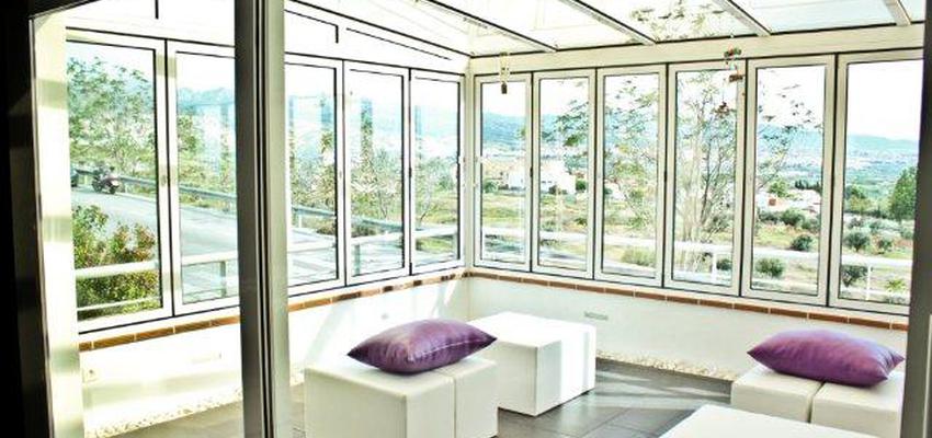 Porche style moderno color blanco, gris  diseñado por Estudio Plano 0 | Interiorista 