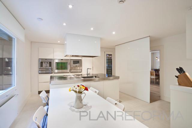 Cocina Estilo contemporaneo Color gris, plateado  diseñado por made02 | Arquitecto 