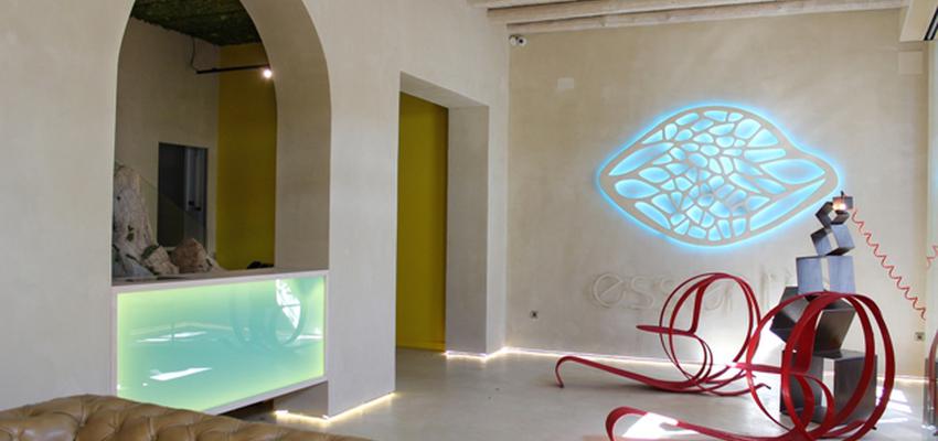 Recibidor, Galería, Hotel style contemporaneo color rojo, beige, blanco, negro  diseñado por Universo Eirín | Interiorista | Copyright Universo Eirin s.l.u