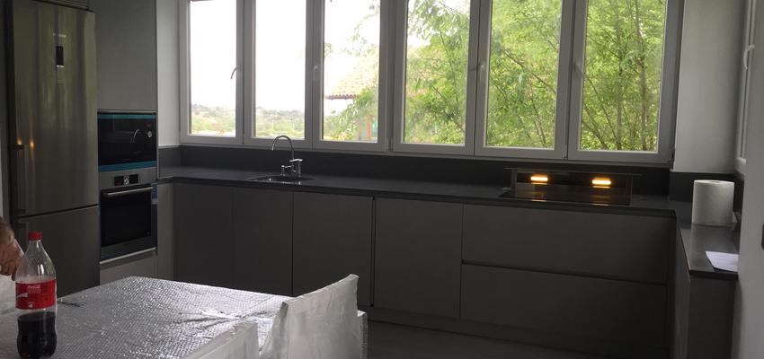 Cocina Estilo moderno Color amarillo  diseñado por Mandica | Arquitecto Técnico | Copyright Reforma de una vivienda de forma integra donde en la foto se observa la cocina , se amplio la vivienda incluyendo una terraza de 5x3 aproximadamente  y se creo la cocina abierta al comedor  etc...