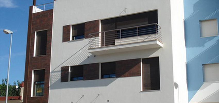 Balcon, Exterior style moderno color marron, blanco  diseñado por Joaquincastro/arquitectos | Arquitecto 