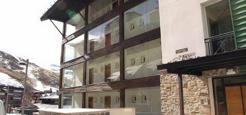 Exterior style moderno color marron, blanco  diseñado por Joaquincastro/arquitectos | Arquitecto 