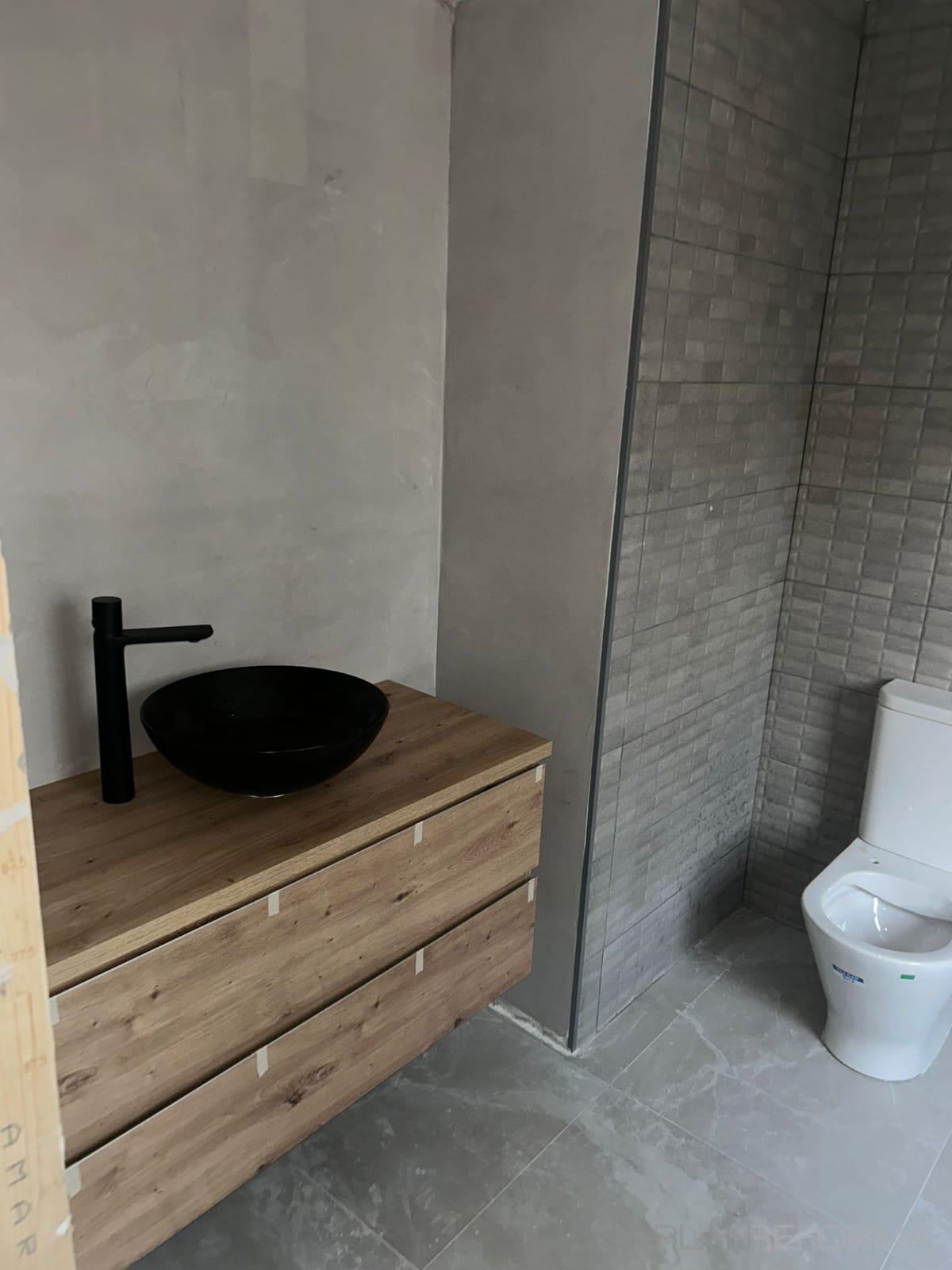 Baño Estilo moderno Color gris oscuro  diseñado por Versmani Construcciones | Reformista, constructor 