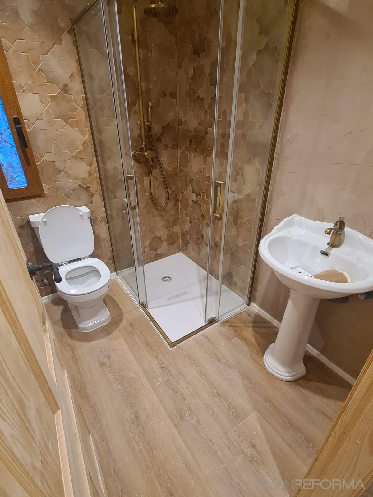 Baño Estilo rustico Color gris oscuro  diseñado por Versmani Construcciones | Reformista, constructor 