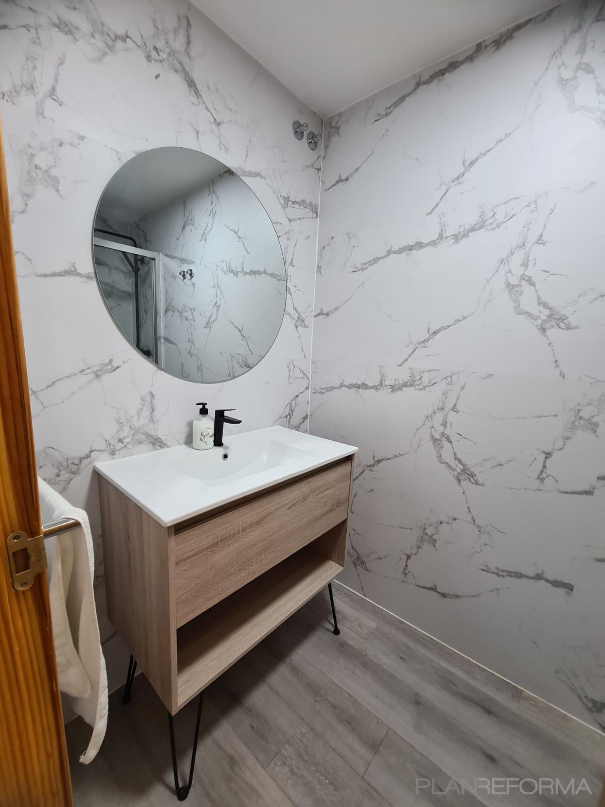 Baño Estilo moderno Color gris oscuro  diseñado por Versmani Construcciones | Reformista, constructor 