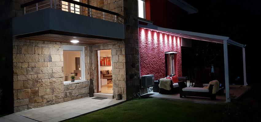 Recibidor, Exterior Estilo contemporaneo Color rojo  diseñado por Guillermo Haro | Gremio | Copyright www.proyectosgh.com