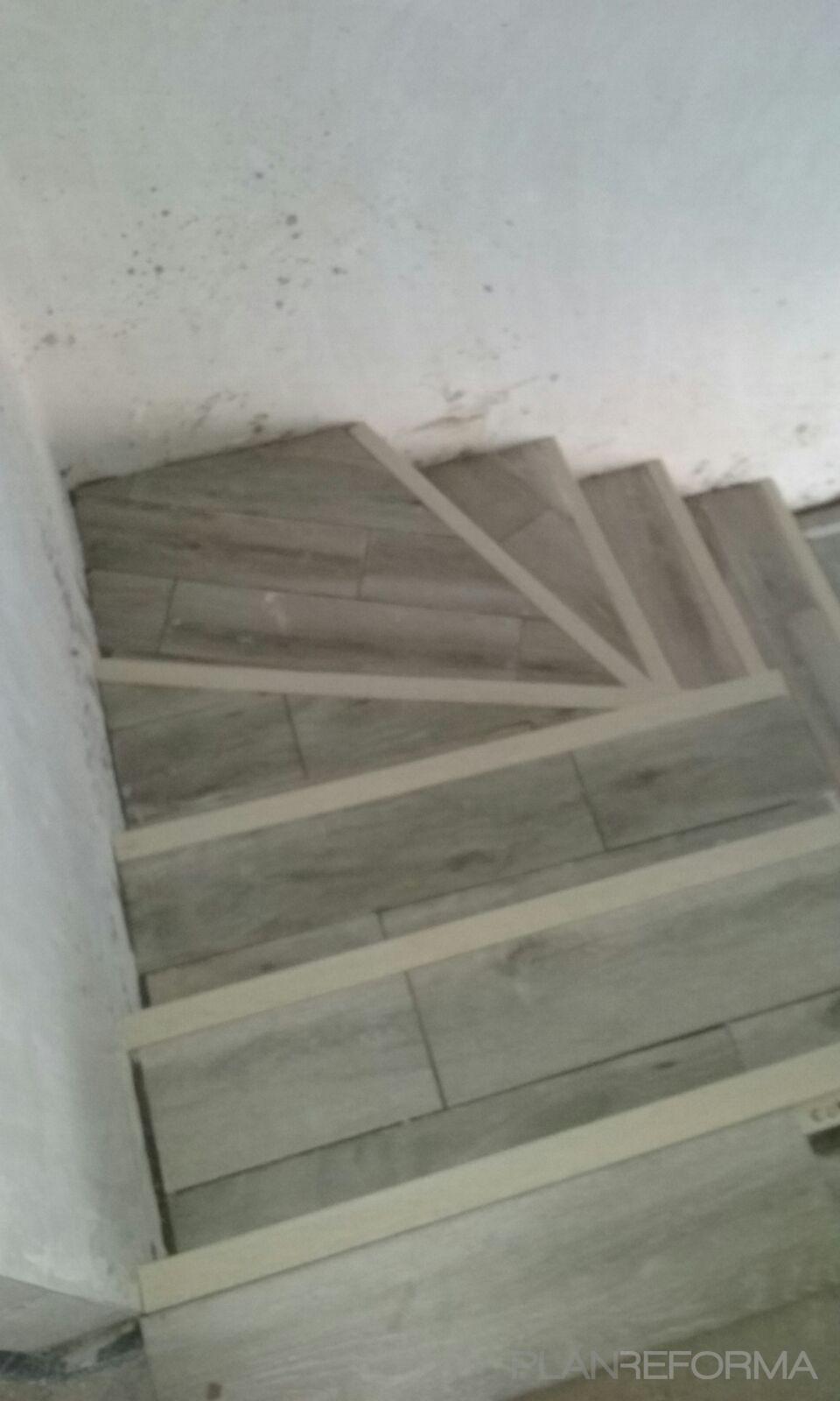 Escalera Estilo clasico Color rojo  diseñado por Reformas Nieto | Gremio 