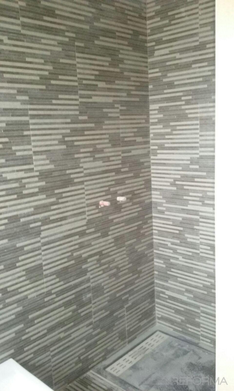 Baño Estilo moderno Color rojo  diseñado por Reformas Nieto | Gremio 