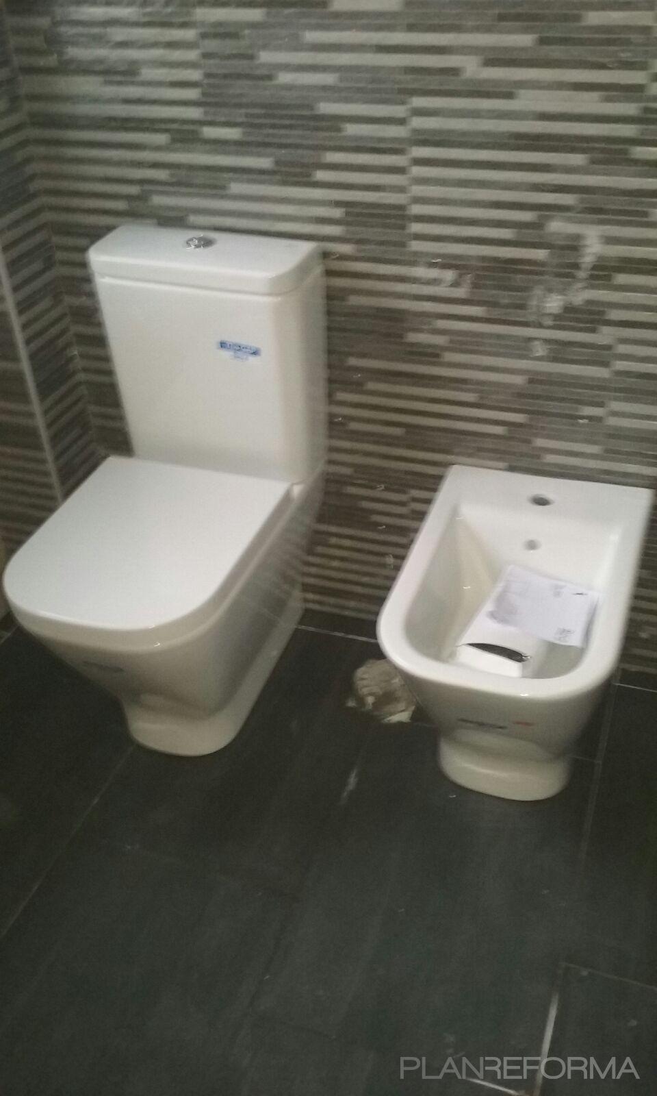Baño Estilo moderno Color rojo  diseñado por Reformas Nieto | Gremio 
