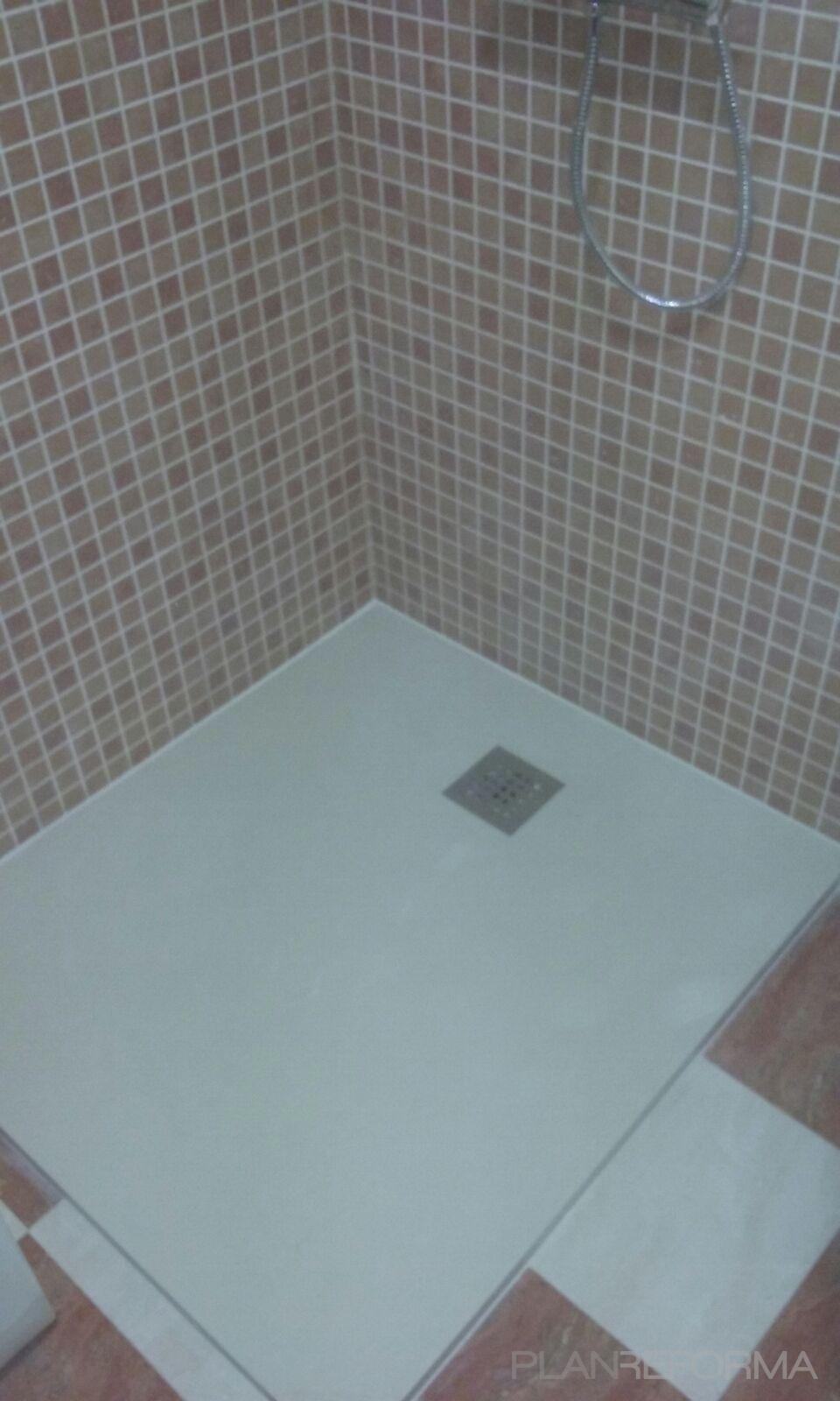 Baño Estilo moderno Color rojo  diseñado por Reformas Nieto | Gremio 