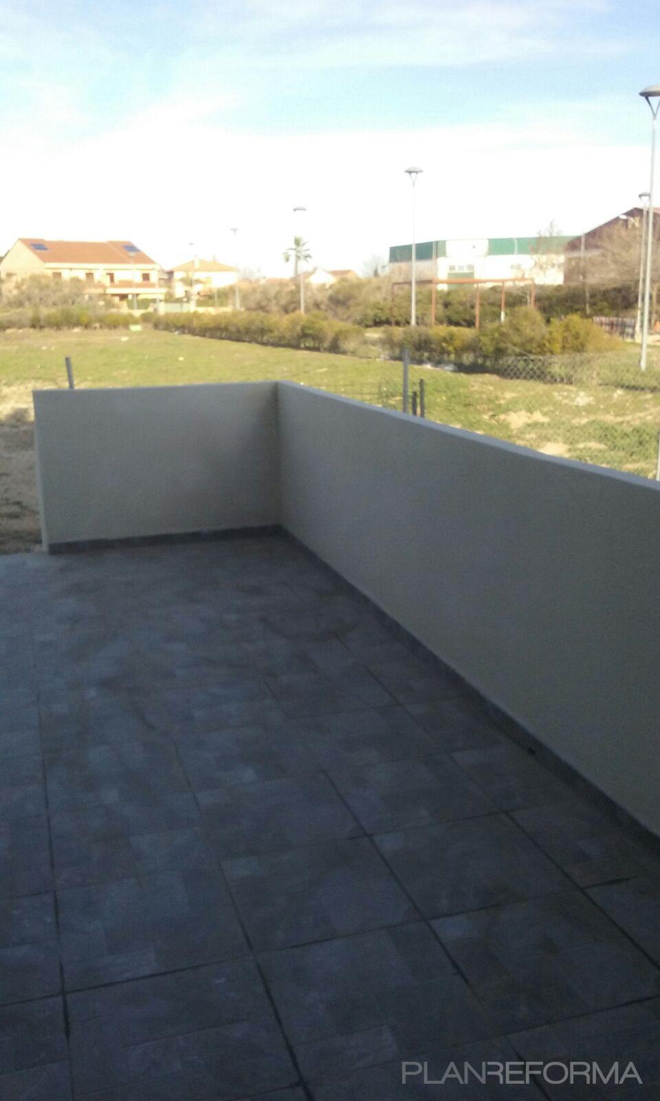 Terraza Estilo moderno Color rojo  diseñado por Reformas Nieto | Gremio 