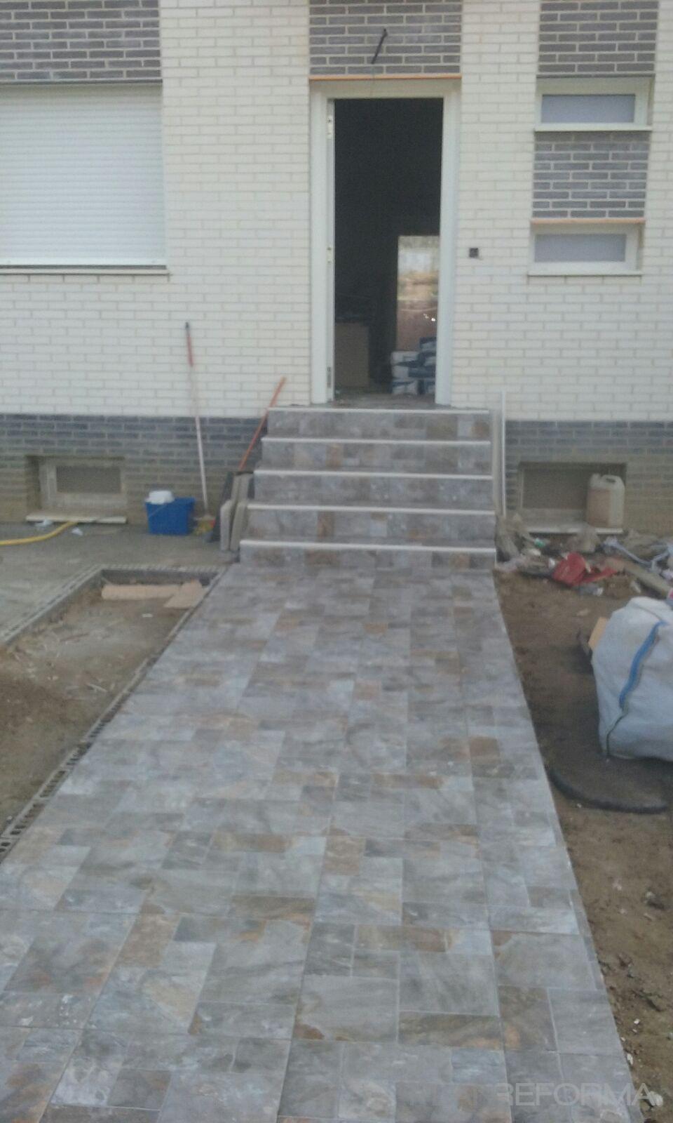 Exterior Estilo moderno Color rojo  diseñado por Reformas Nieto | Gremio 