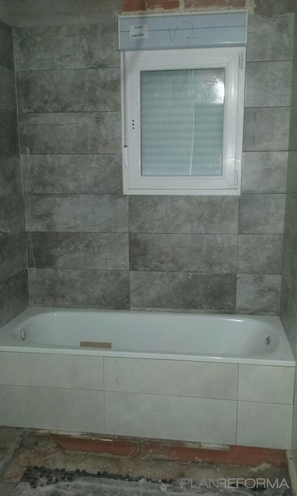 Baño Estilo moderno Color rojo  diseñado por Reformas Nieto | Gremio 