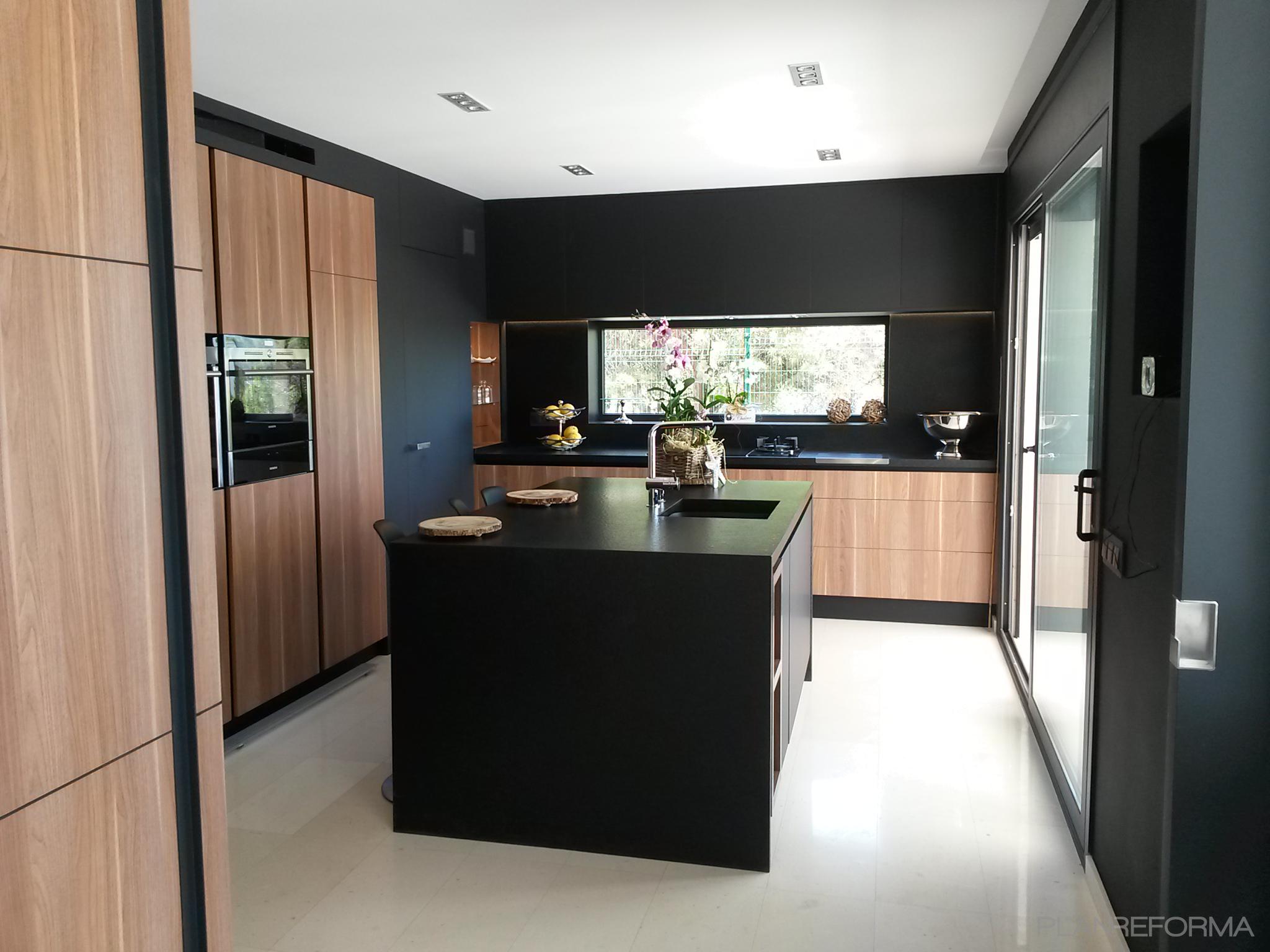 Cocina Estilo contemporaneo Color ocre, blanco, negro  diseñado por AREA, estudi d'arquitectura. Marcel Torres | Arquitecto | Copyright de propiedad