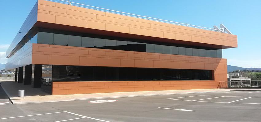 Exterior style moderno color marron, ocre  diseñado por AREA, estudi d'arquitectura. Marcel Torres | Arquitecto 
