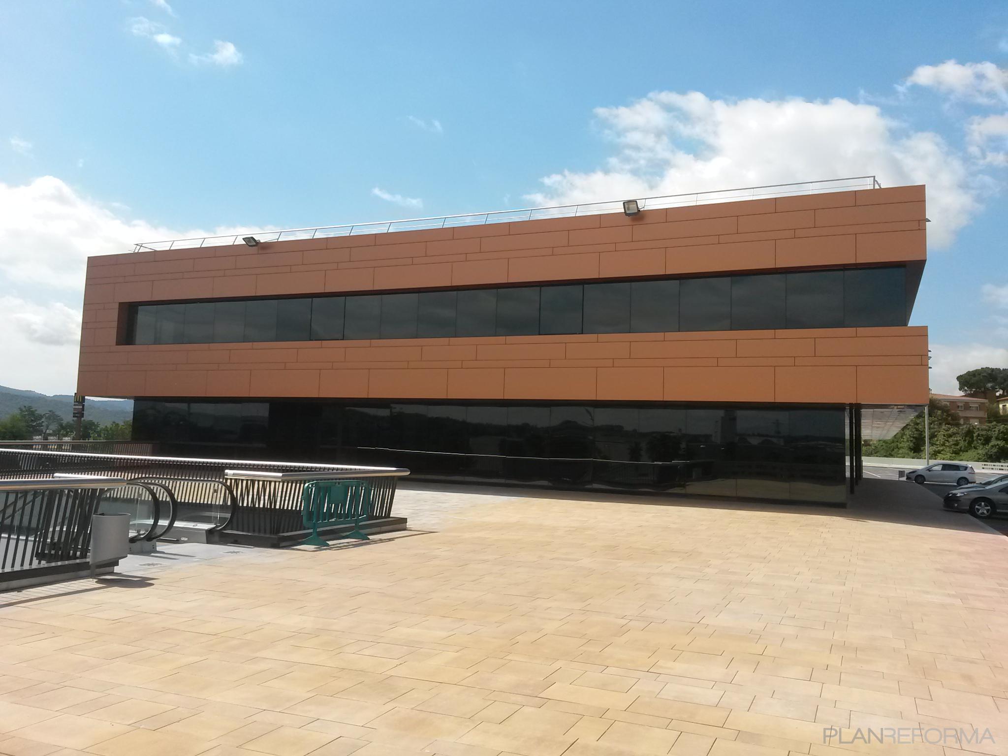 Exterior style moderno color marron, beige  diseñado por AREA, estudi d'arquitectura. Marcel Torres | Arquitecto 