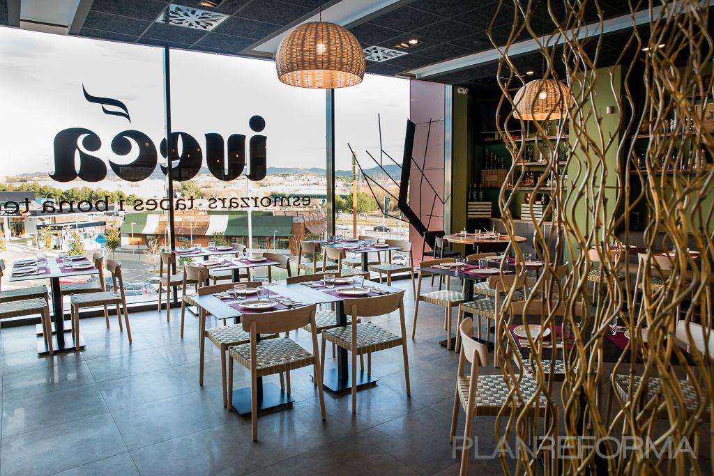Restaurante style contemporaneo color amarillo, negro  diseñado por AREA, estudi d'arquitectura. Marcel Torres | Arquitecto 