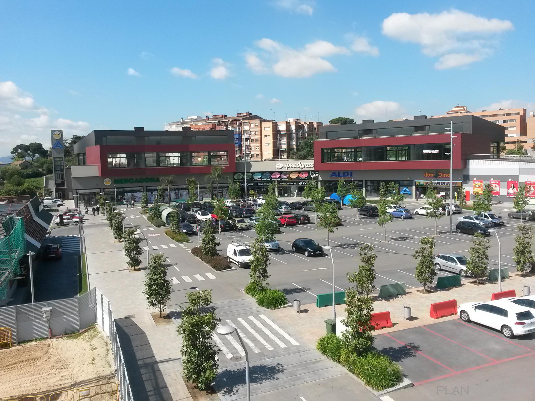 Exterior style vanguardista color rojo, blanco  diseñado por AREA, estudi d'arquitectura. Marcel Torres | Arquitecto 