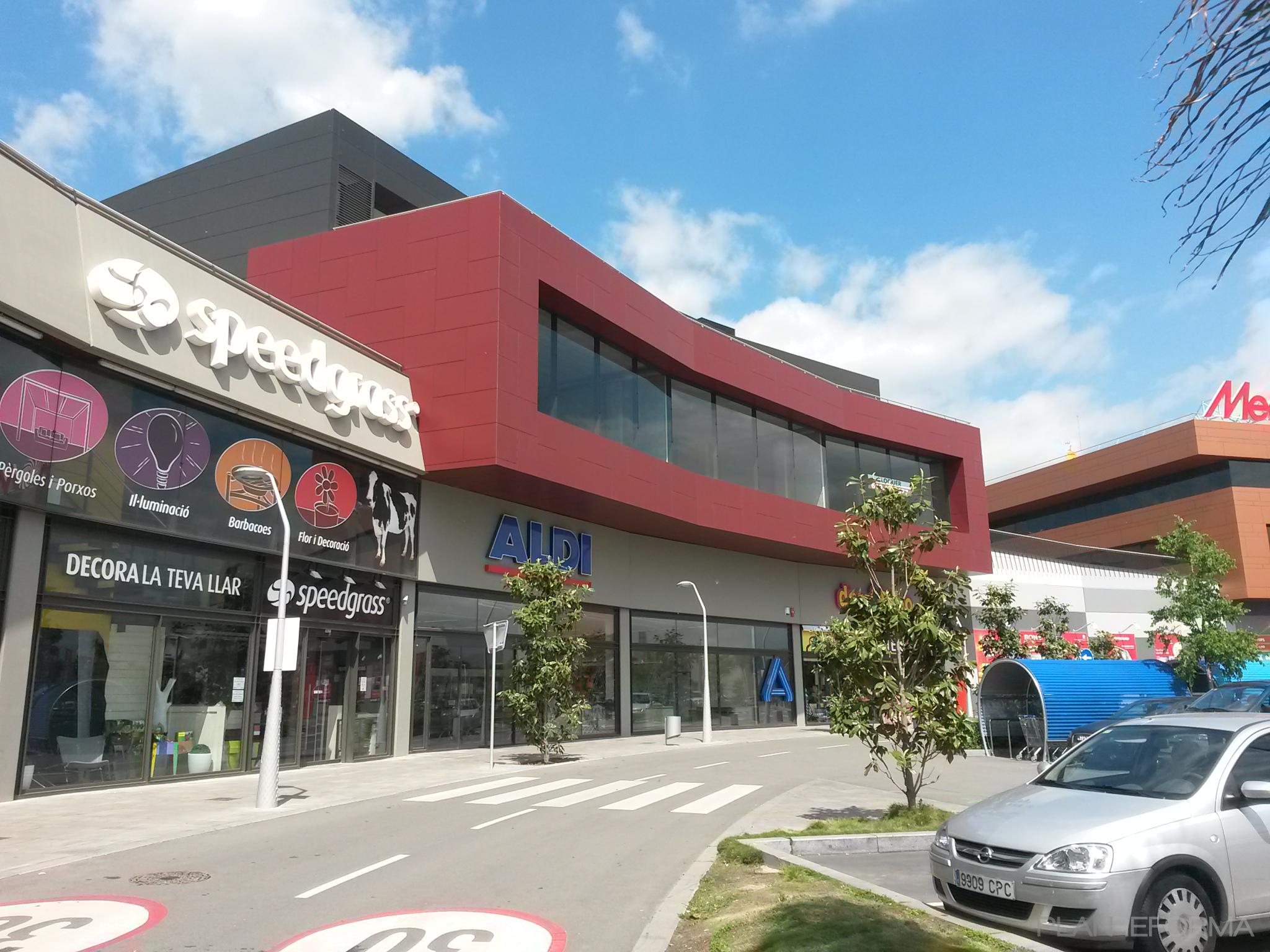 Exterior style vanguardista color rojo, blanco  diseñado por AREA, estudi d'arquitectura. Marcel Torres | Arquitecto 