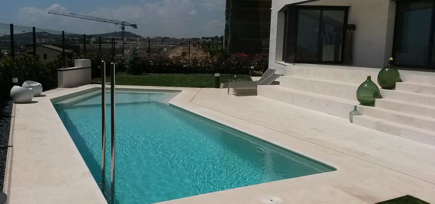Piscina, Exterior, Jardin style moderno color beige, blanco  diseñado por AREA, estudi d'arquitectura. Marcel Torres | Arquitecto 