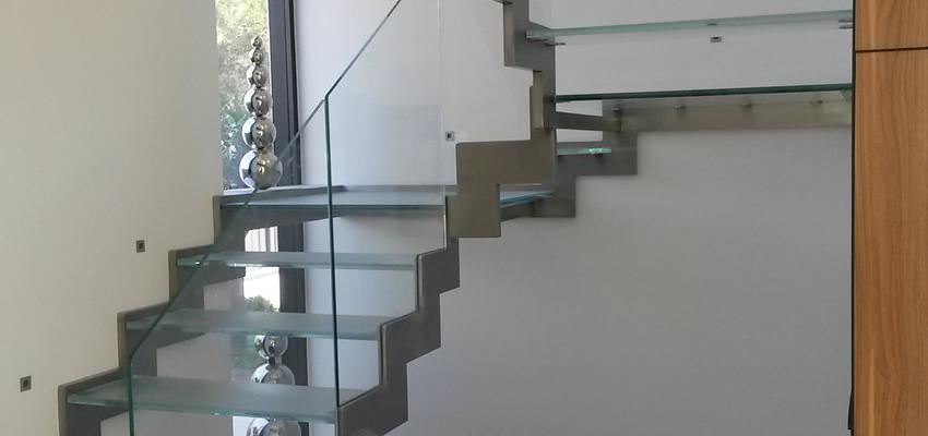 Escalera style moderno color blanco, plateado  diseñado por AREA, estudi d'arquitectura. Marcel Torres | Arquitecto 