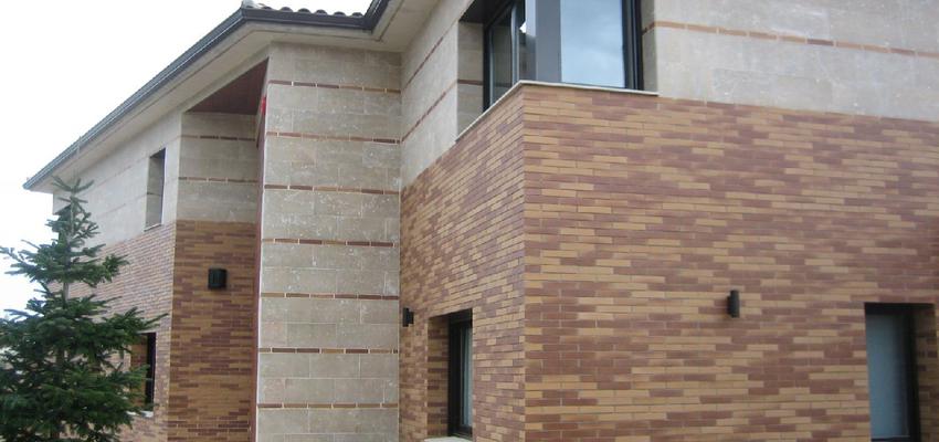 Exterior style tradicional color ocre  diseñado por AREA, estudi d'arquitectura. Marcel Torres | Arquitecto 