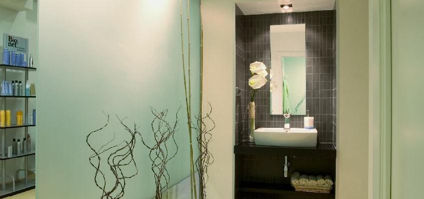 Baño, Tienda, Salón de belleza Estilo moderno Color azul cielo, beige, gris, negro  diseñado por AREA, estudi d'arquitectura. Marcel Torres | Arquitecto 