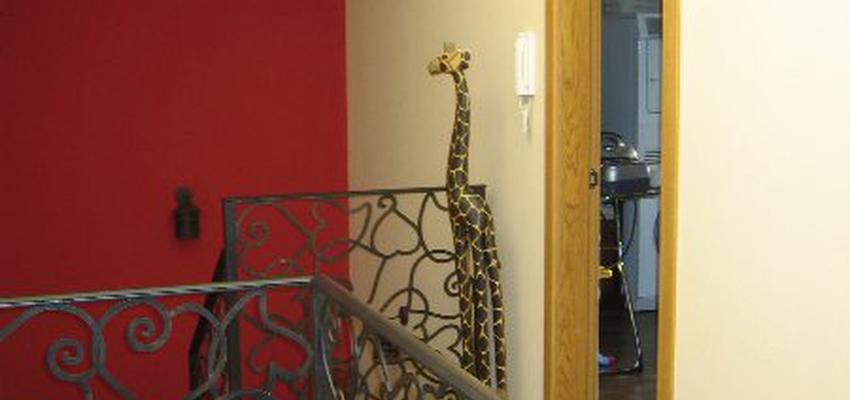 Escalera Estilo moderno Color rojo, beige, marron  diseñado por CONSTRUCCIONES Y REFORMAS INTEGRALES CABEZA, SL. | Gremio | Copyright CONSTRUCCIONES Y REFORMAS INTEGRALES CABEZA, SL.