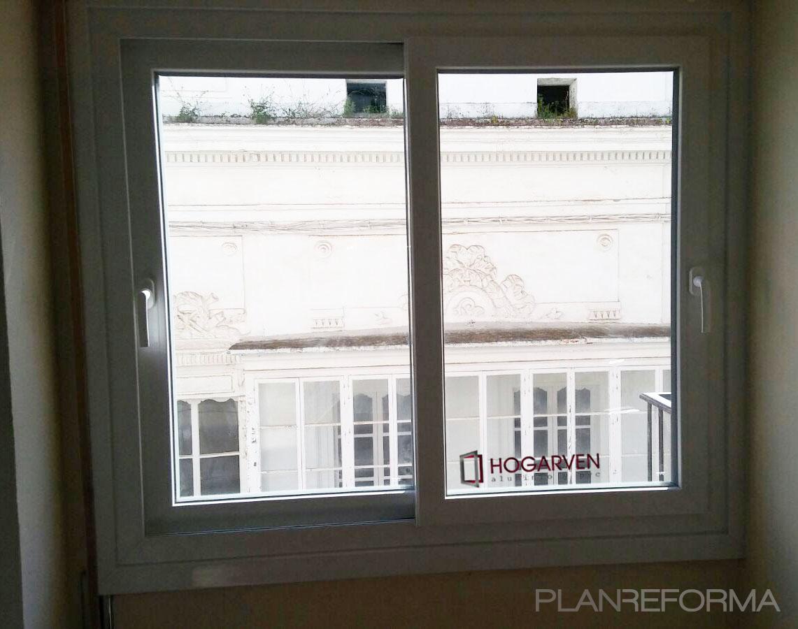Dormitorio, Balcon Estilo clasico Color blanco  diseñado por ALUMINIO Y PVC HOGARVEN | Gremio | Copyright Fabricaciones Hogarven, ventana Pvc 2 hojas corredera