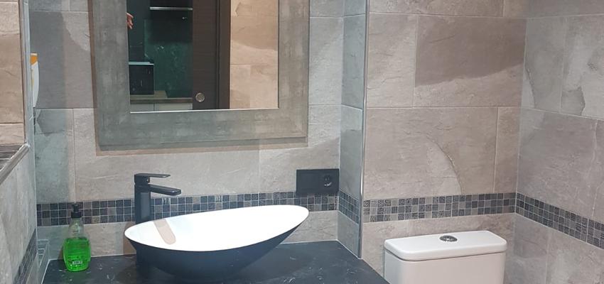 Baño Estilo moderno Color gris, gris, negro  diseñado por DK2 DESARROLLOS | Gremio | Copyright SI