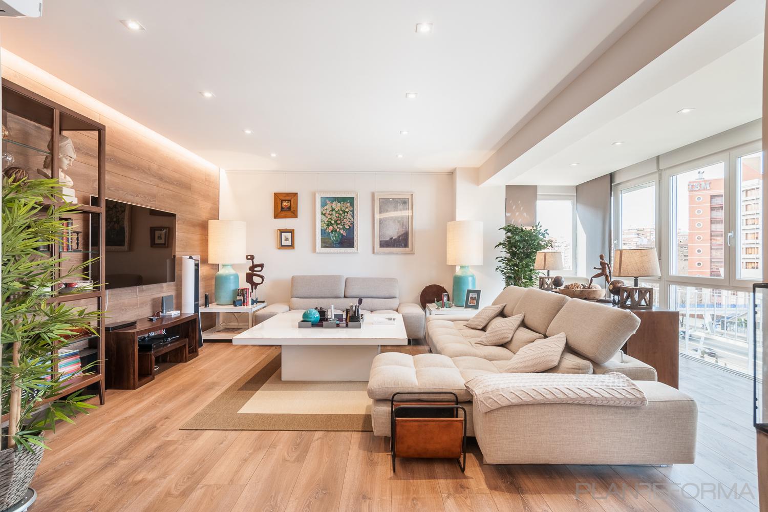 Comedor, Sala de la TV, Salon Estilo moderno Color verde, marron, blanco  diseñado por altia group S.L.U. | Gremio | Copyright altia Group