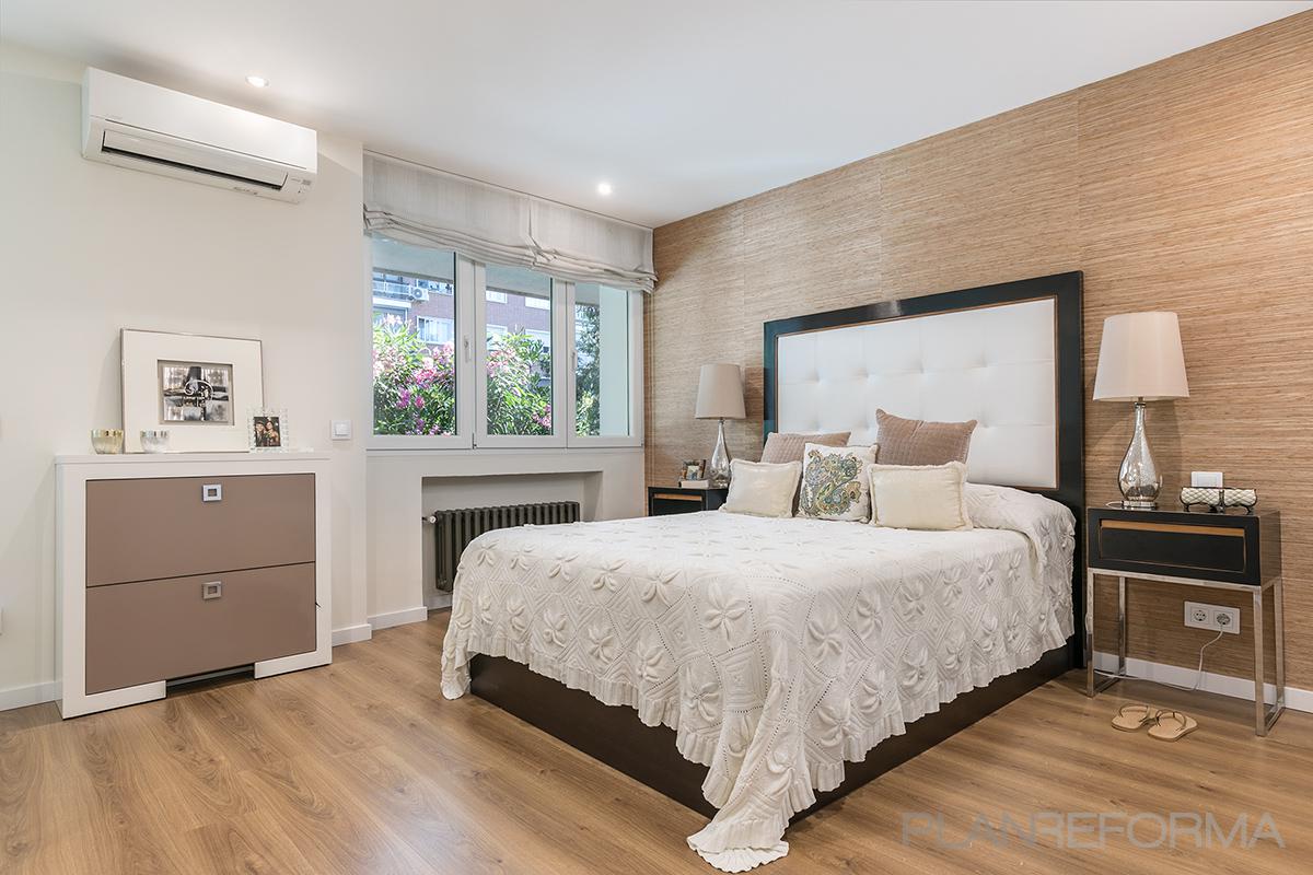 Dormitorio Estilo moderno Color marron, blanco, negro  diseñado por altia group S.L.U. | Gremio | Copyright altia Group