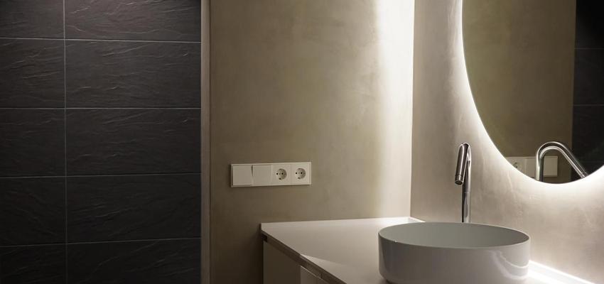 Baño Estilo contemporaneo Color marron, gris, plateado  diseñado por Puzzle · Urbano | Gremio | Copyright PROYECTOS P·U