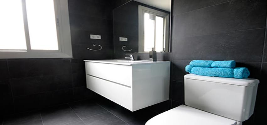 Baño Estilo moderno Color plateado  diseñado por REFORMAS TÉLLEZ | Gremio | Copyright REFORMAS TÉLLEZ