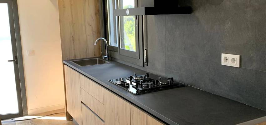 Cocina Estilo rustico Color marron, negro  diseñado por CRN COCINAS S.L. | Gremio | Copyright si