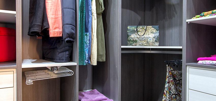 Vestidor style moderno color marron, blanco, gris  diseñado por cocinas castillo | Gremio | Copyright FOTO PROPIA