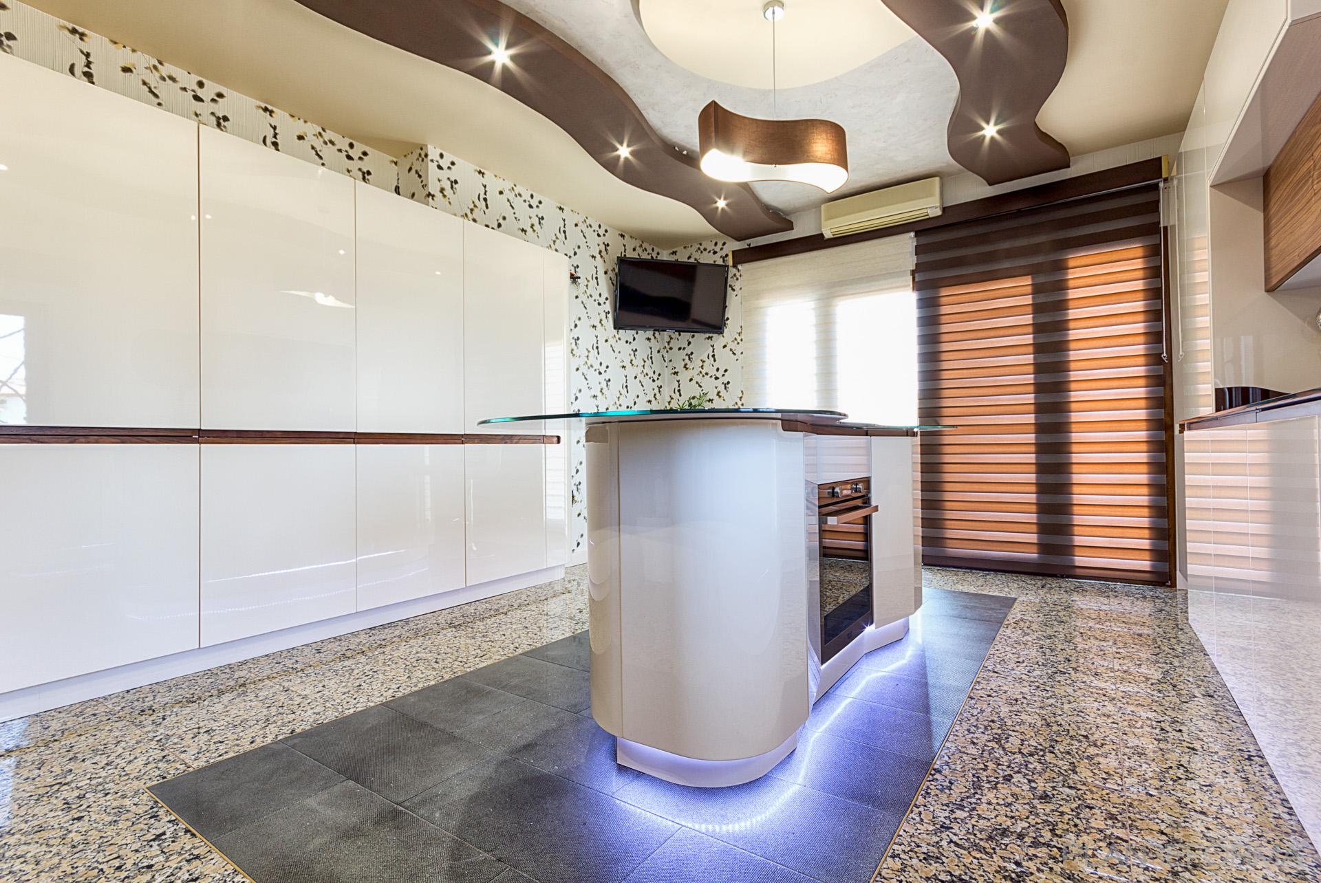 Cocina style moderno color marron, marron, blanco, gris, gris  diseñado por cocinas castillo | Gremio | Copyright FOTO PROPIA