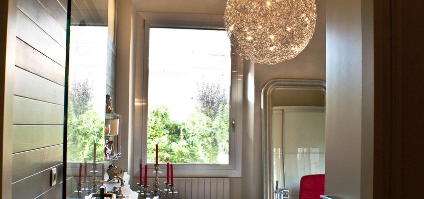 Baño style kitsch color rojo, marron, marron, marron, blanco  diseñado por CID DELTA SA | Interiorista 