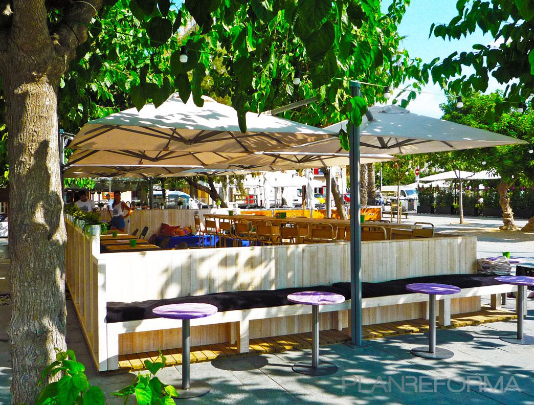 Restaurante style tropical color marron, amarillo, violeta, beige, blanco  diseñado por CID DELTA SA | Interiorista 