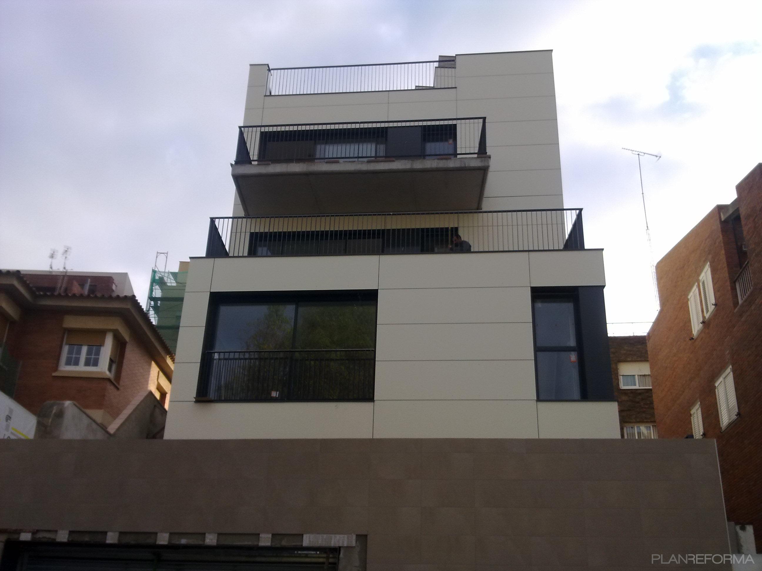 Terraza, Balcon, Exterior style moderno color blanco, gris, negro  diseñado por ARQUITECTURA PRODUCCIONS, SLP | Arquitecto | Copyright propietari
