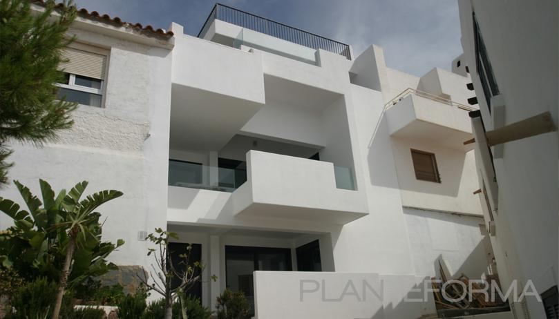 Terraza, Balcon, Exterior style moderno color beige, blanco  diseñado por ARQUITECTURA PRODUCCIONS, SLP | Arquitecto | Copyright propietari